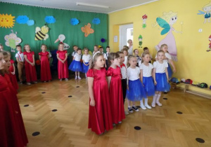 Śpiewanie piosenki przez dzieci z grupy III i IV