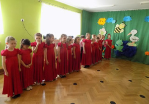 Śpiewanie piosenki przez dzieci z grupy IV