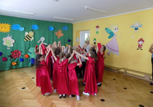 Polonez w wykonaniu dzieci z grupy IV