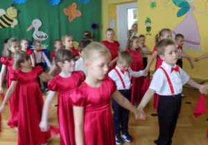 Polonez w wykonaniu dzieci z grupy IV