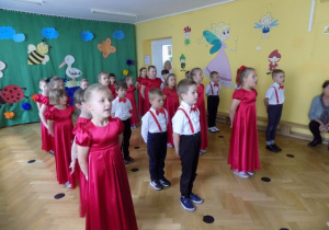 Polonez w wykonaniu dzieci z grupy IV