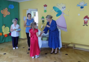 Wręczanie książek i pucharów dzieciom z grupy IV