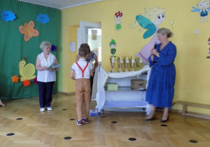 Wręczanie książek i pucharów dzieciom z grupy IV