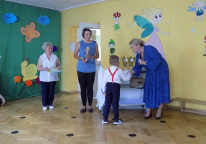 Wręczanie książek i pucharów dzieciom z grupy IV