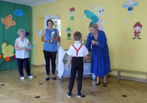 Wręczanie książek i pucharów dzieciom z grupy IV