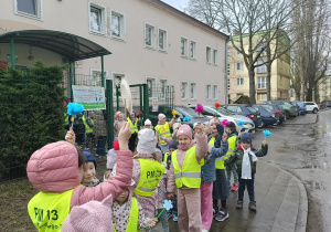 Dzieci idą na wiosenny spacer