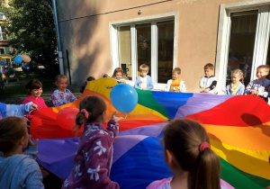 Zabawa muzyczna z chustą animacyjną