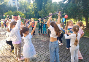 Zabawa muzyczna z gumą sensoryczną