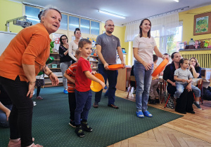 Kelner z dynią - zabawa zespołowa (dziecko w parze z rodzicem)