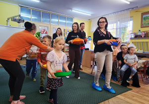 Kelner z dynią - zabawa zespołowa (dziecko w parze z rodzicem)