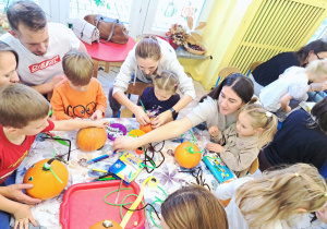 Wspólna praca plastyczna "Dyniowy stworek"