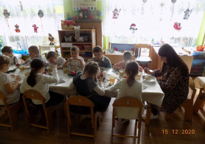 Dzieci z grupy elfów jedzą uroczysty obiad wigilijny.