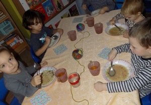 Dzieci z grupy krasnoludków jedzą uroczysty obiad wigilijny.