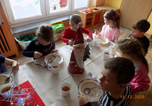 Dzieci z grupy muchomorków jedzą uroczysty obiad wigilijny.