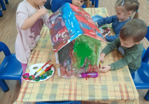Malowanie bajkowego domku farbami