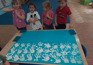 Dzieci malują flagę Polski