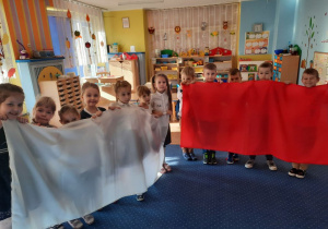 Śpiewanie Hymnu z wykorzystaniem Flagi Polski
