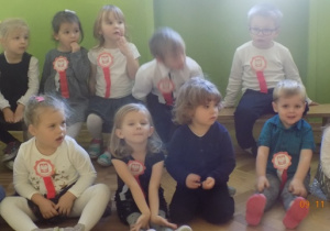 Dzieci słuchają informacji o symbolach narodowych Polski