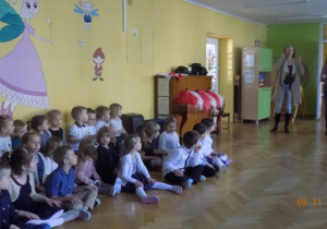 Dzieci słuchają informacji o symbolach narodowych Polski