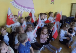 Dzieci śpiewają piosenkę o fladze Polski