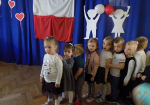 Dzieci śpiewają piosenkę o fladze Polski