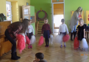 Dzieci występują na koncercie edukacyjnym "Jesteśmy Polakami"