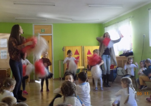 Dzieci występują na koncercie edukacyjnym "Jesteśmy Polakami"