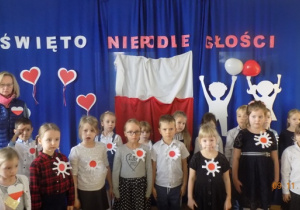 Dzieci śpiewają Hymn Narodowy