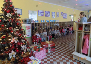 Nauczycielka z grupy krasnali czyta dzieciom list od Świętego Mikołaja.