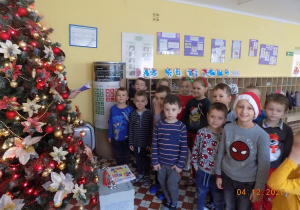 Dzieci z grupy elfów stoją przy choince.