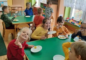 Dzieci z grupy IV jedzą sałatkę owocową