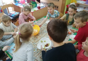 Dzieci z grupy IV wykonują sałatkę owocową