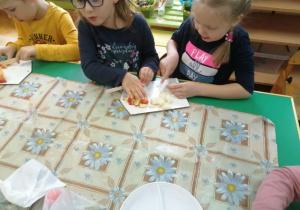 Dzieci z grupy IV wykonują sałatkę owocową