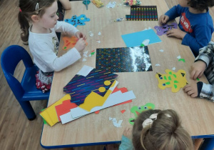 Dzieci wykonują pracę plastyczną "Kolorowe misie"