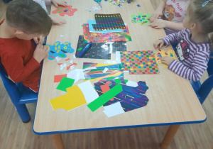 Dzieci wykonują pracę plastyczną "Kolorowe misie"
