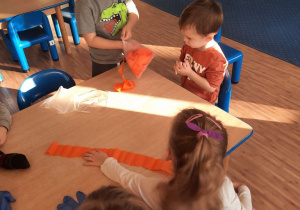 Dzieci wykonują pracę plastyczną "Eko Miś"