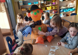 Dzieci wykonują pracę plastyczną "Eko Miś"