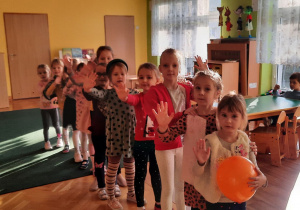 Dzieci świętują Dzień Pluszowego Misia
