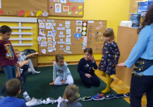 Dzieci biorą udział w zabawach z okazji Andrzejek