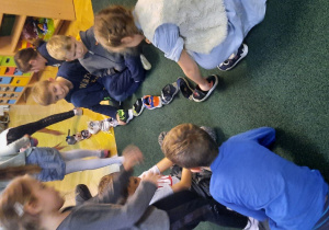 Dzieci biorą udział w zabawach z okazji Andrzejek