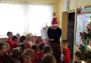 Nauczycielka czyta list od św. Mikołaja