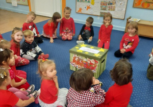 Dzieci oglądają prezenty przyniesione przez mikolaja
