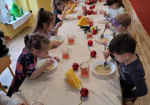 Dzieci spożywają wigilijny obiad