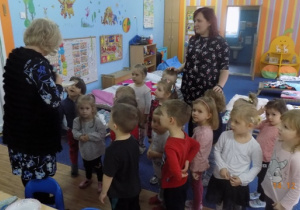 Dyrektor przedszkola składa życzenia dzieciom z grupy I