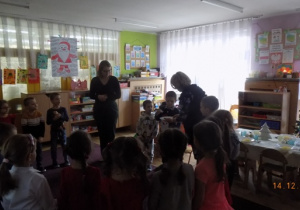 Dyrektor przedszkola składa życzenia dzieciom z grupy III