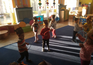Dzieci z grupy I tańczą do piosenek o misiu