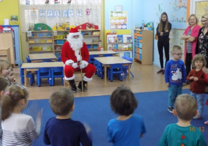 Dzieci z grupy I witają Świętego Mikołaja