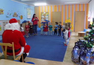Dzieci z grupy I prezentują piosenkę o Mikołaju