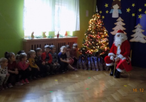 Dzieci z grupy II witają Swiętego Mikołaja