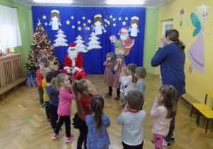 Dzieci z grupy II prezentują piosenkę o Mikołaju